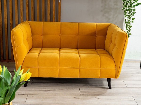 Sofa wypoczynkowa Castello Velvet 2 curry / wenge w salonie