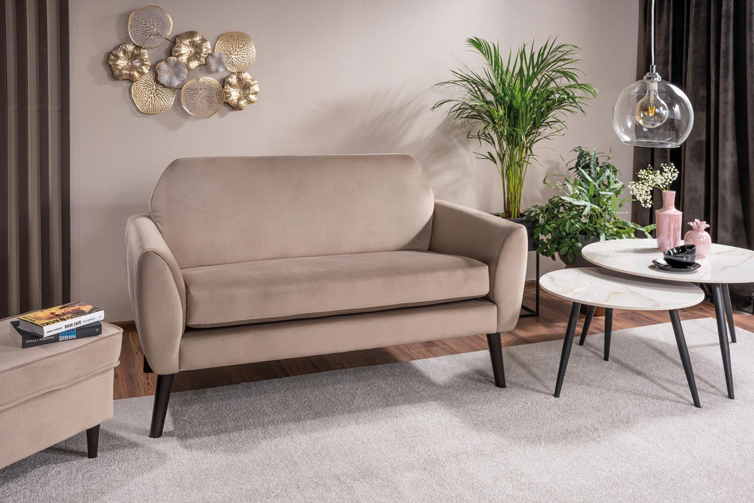 Sofa Mena Velvet beżowy / wenge w salonie